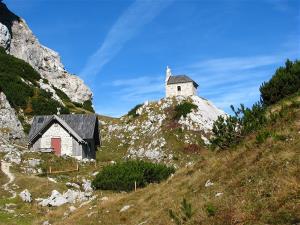 Kocbekovo zavetišče in kapela na Molički planini